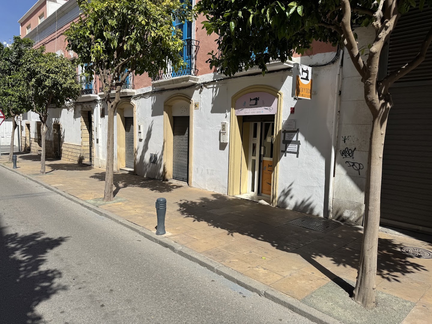 Aguja Y Dedal Taller De Arreglos -  en Almería
