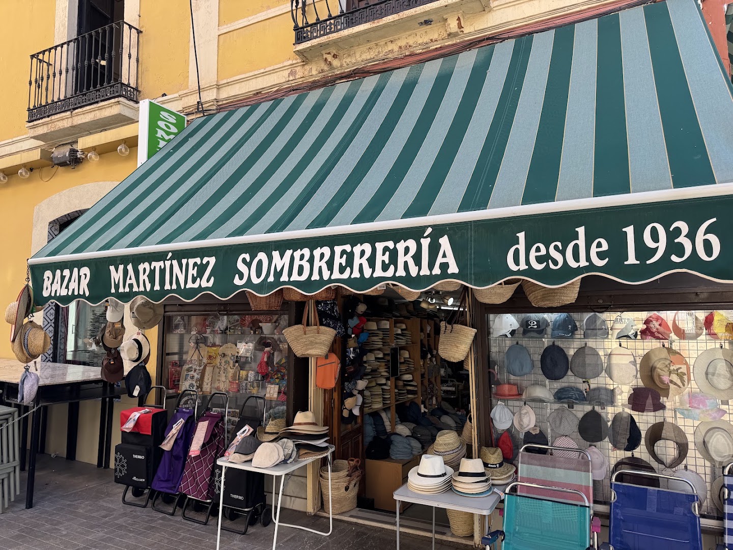 Bazar Martínez Sombrerería y Souvenirs - Sombrerería en Almería