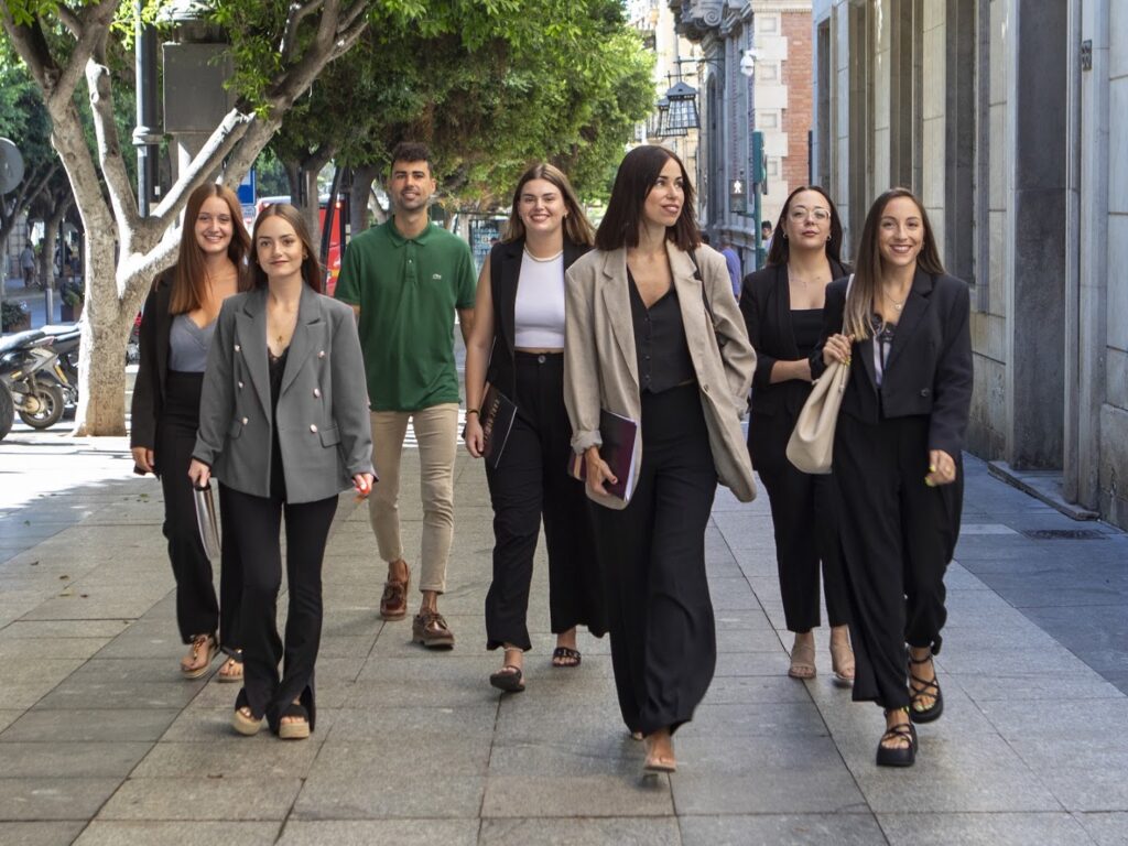 CRUZ GUILLÉN Abogados Extranjería - Abogado especialista en derecho de extranjería en Almería