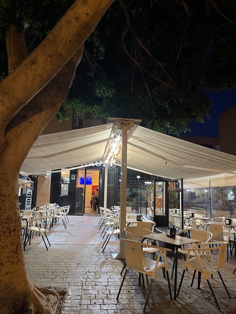 Café bar Dakota - Cafetería en Almería