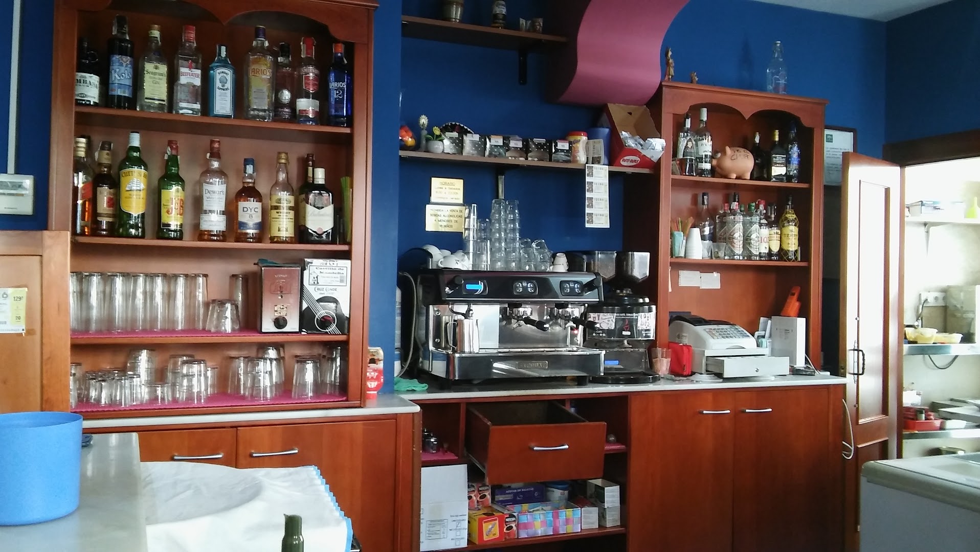 Cafe bar él refugio número 24 - Cafetería en Almería