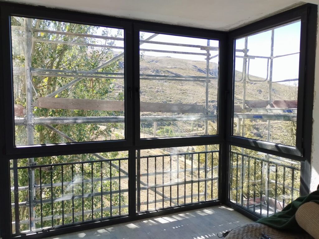 Carpintería Metálica Leon Derderyan - Ventana de aluminio en Almería
