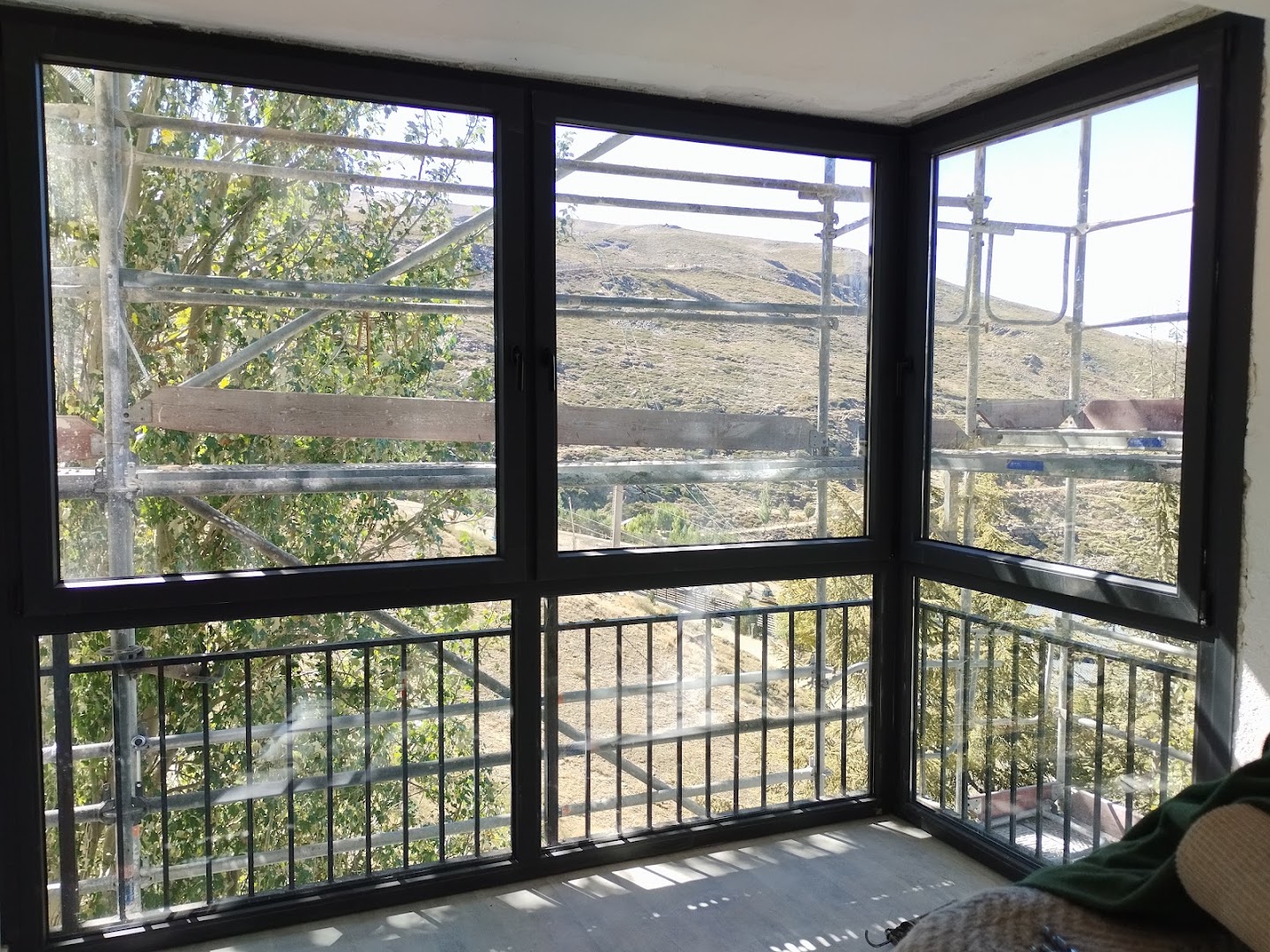 Carpintería Metálica Leon Derderyan - Ventana de aluminio en Almería