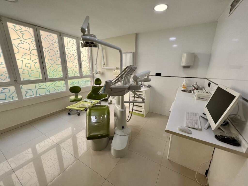 Clinica Dental Amelia Artés - Dentista en Almería