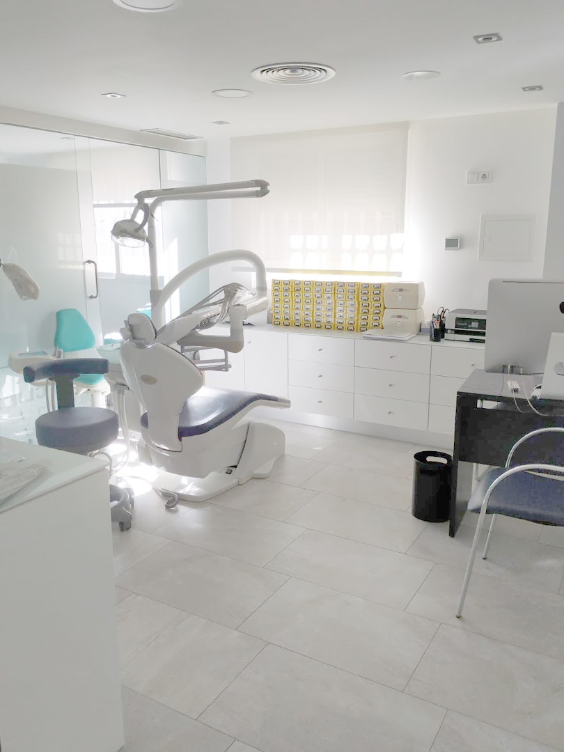 Clínica Dental Juan Alberto Sáez - Dentista en Almería