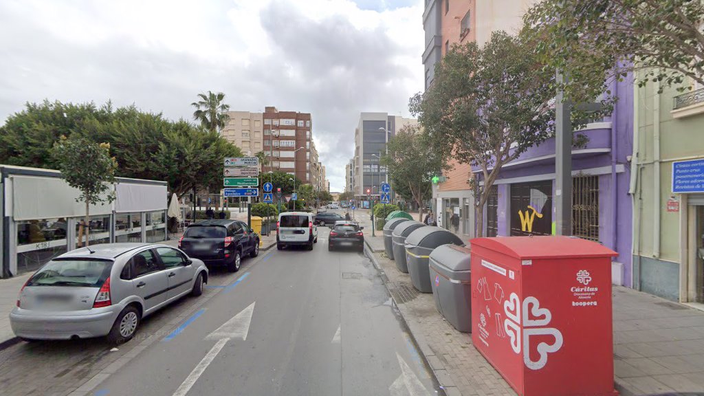 Contenedor de ropa de Cáritas - Centro de reciclaje en Almería