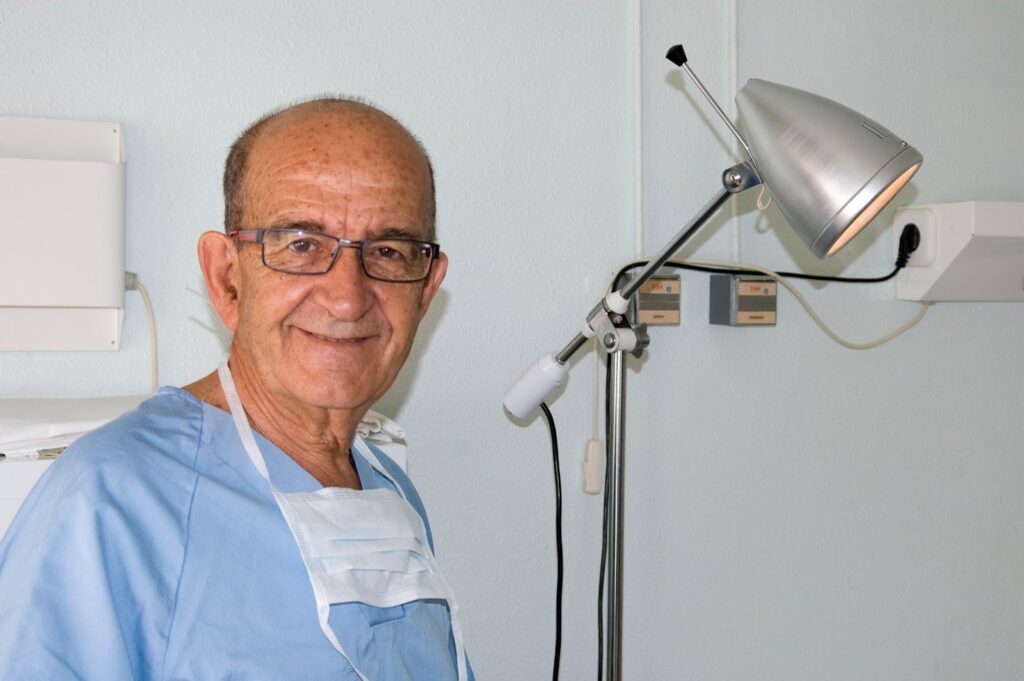 Dr. Antonio Zea - Cirujano Urólogo - Almería - Médico en Almería