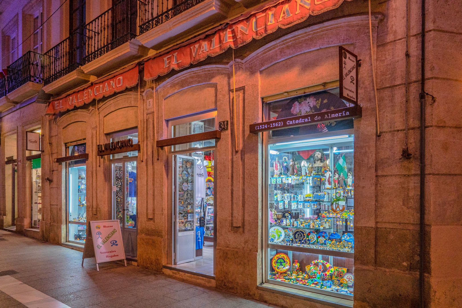 El Valenciano Souvenirs. Tienda de Recuerdos - Tienda de recuerdos en Almería