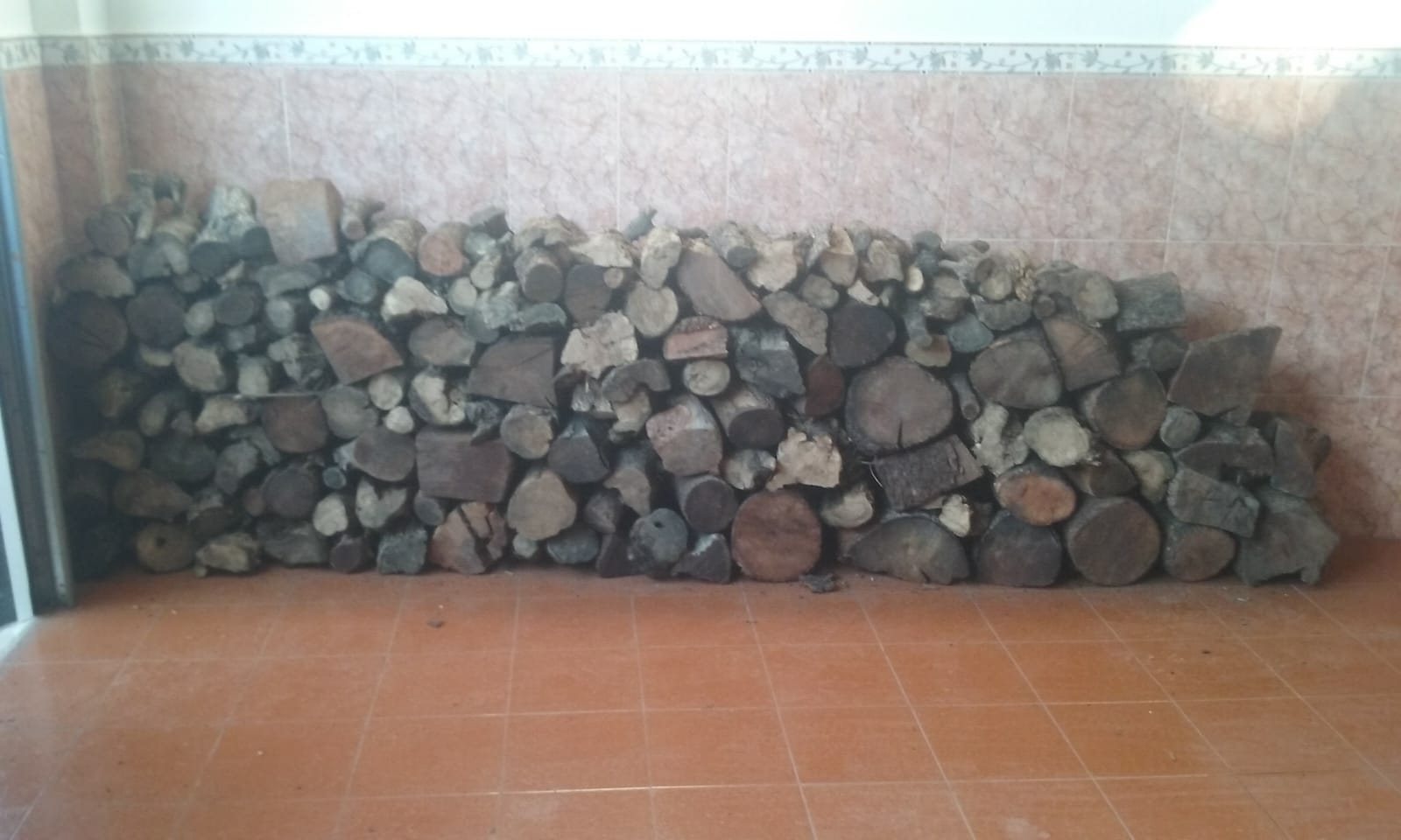Leñas jcm - Establecimiento de venta de madera en Almería