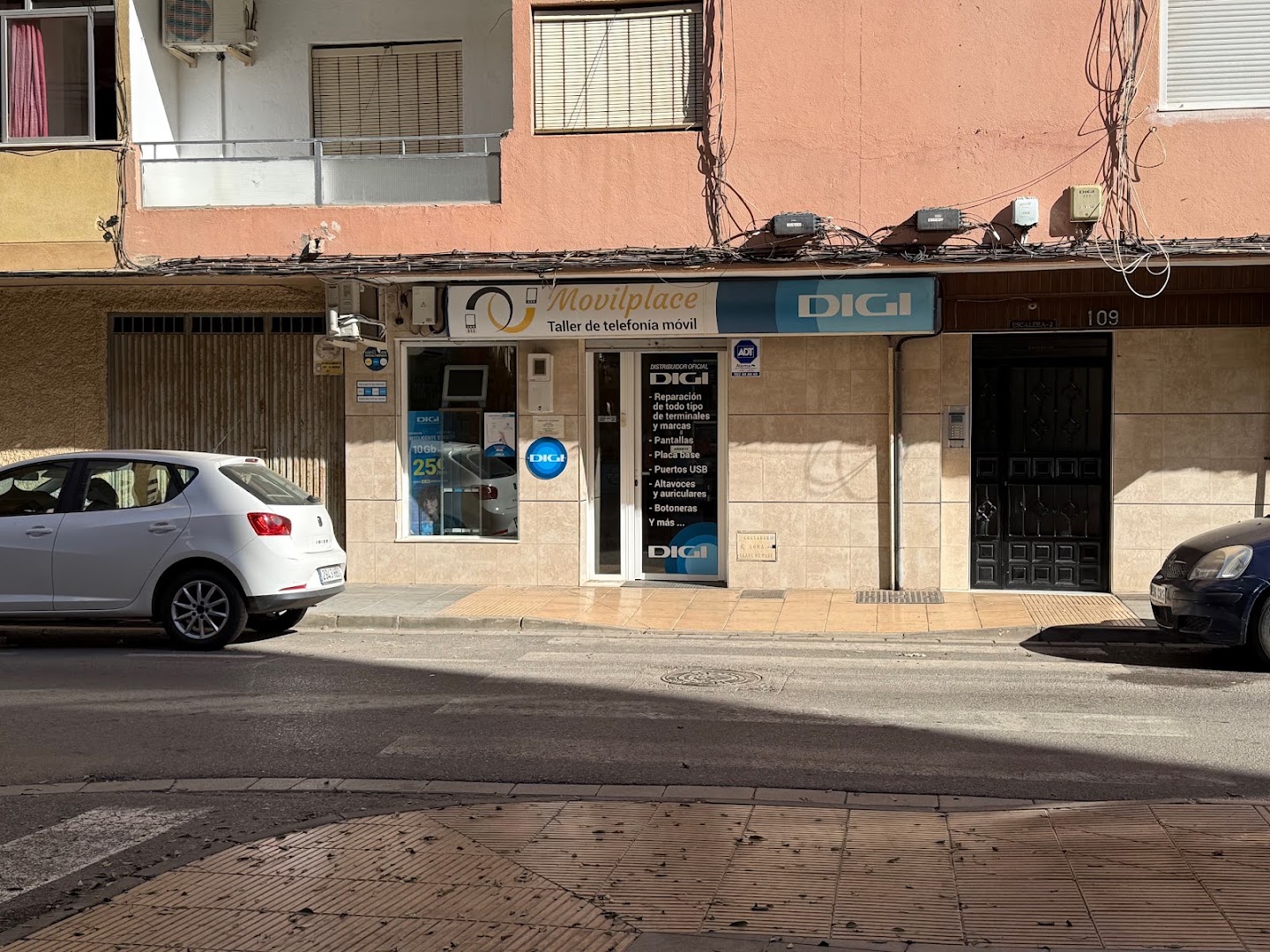 MOVILPLACE TALLER DE TELEFONIA MOVIL ZAPILLO - Establecimiento de reparación de artículos electrónicos en Almería