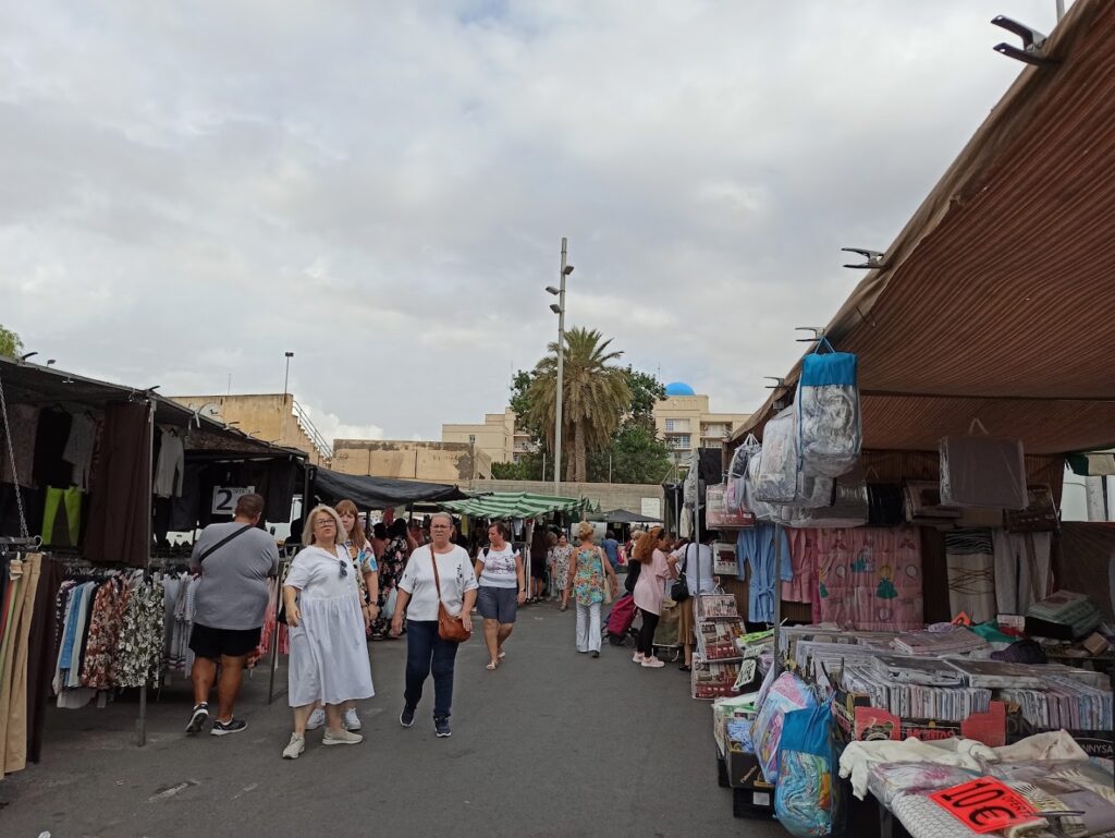 Mercadillo de la Bola Azul - Mercadillo en Almería
