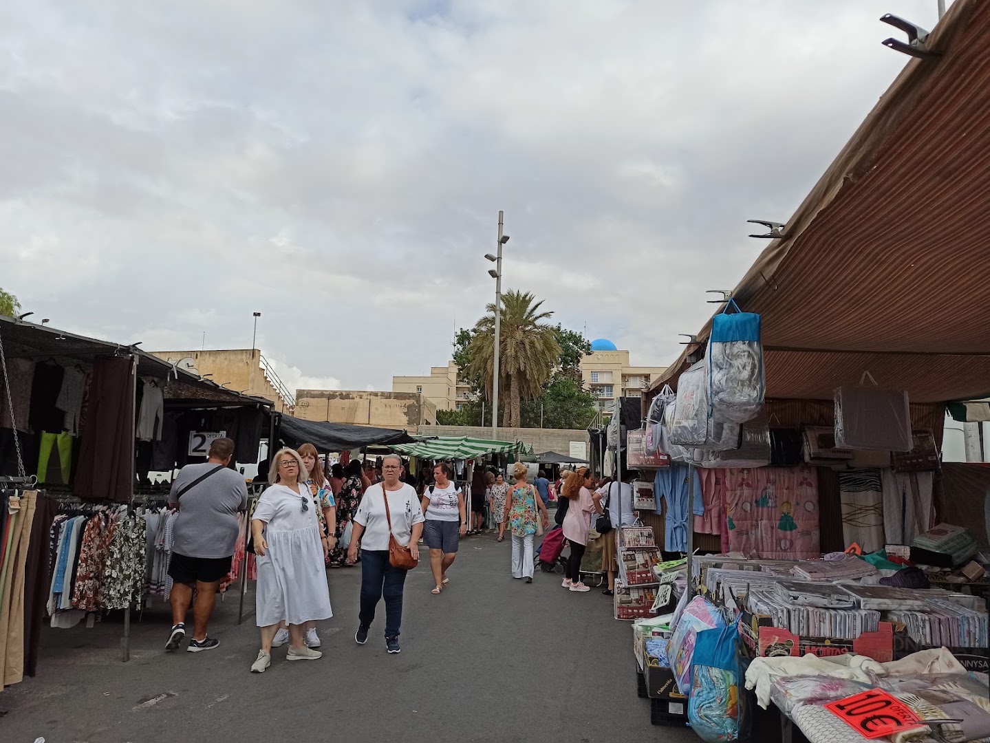 Mercadillo de la Bola Azul - Mercadillo en Almería