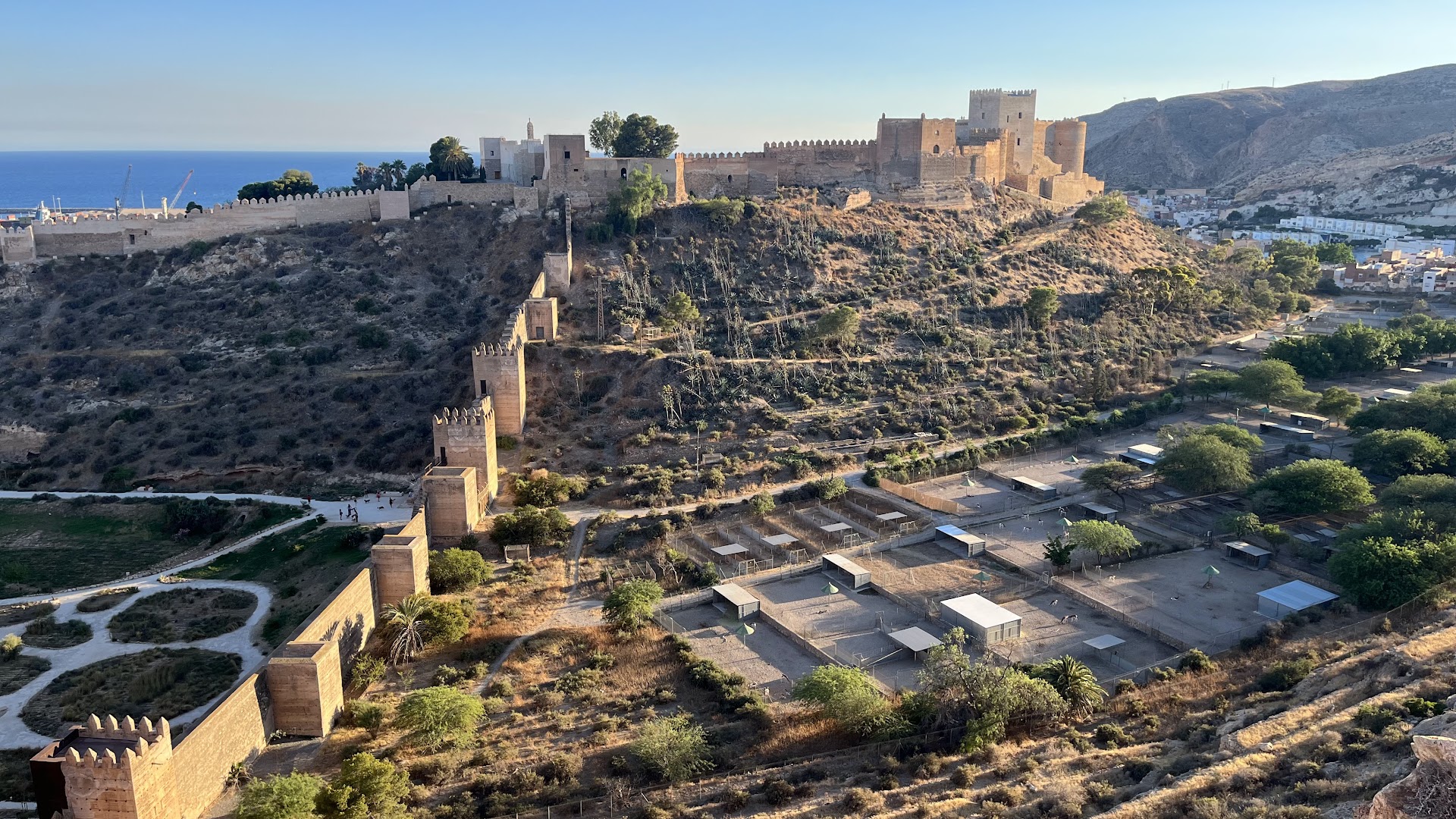 Muralla del Cerro de San Cristobal - Castillo en Almería