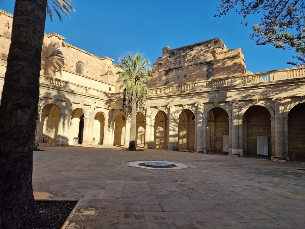 Patio y claustro de la catedral de Almería - Lugar de interés histórico en Almería