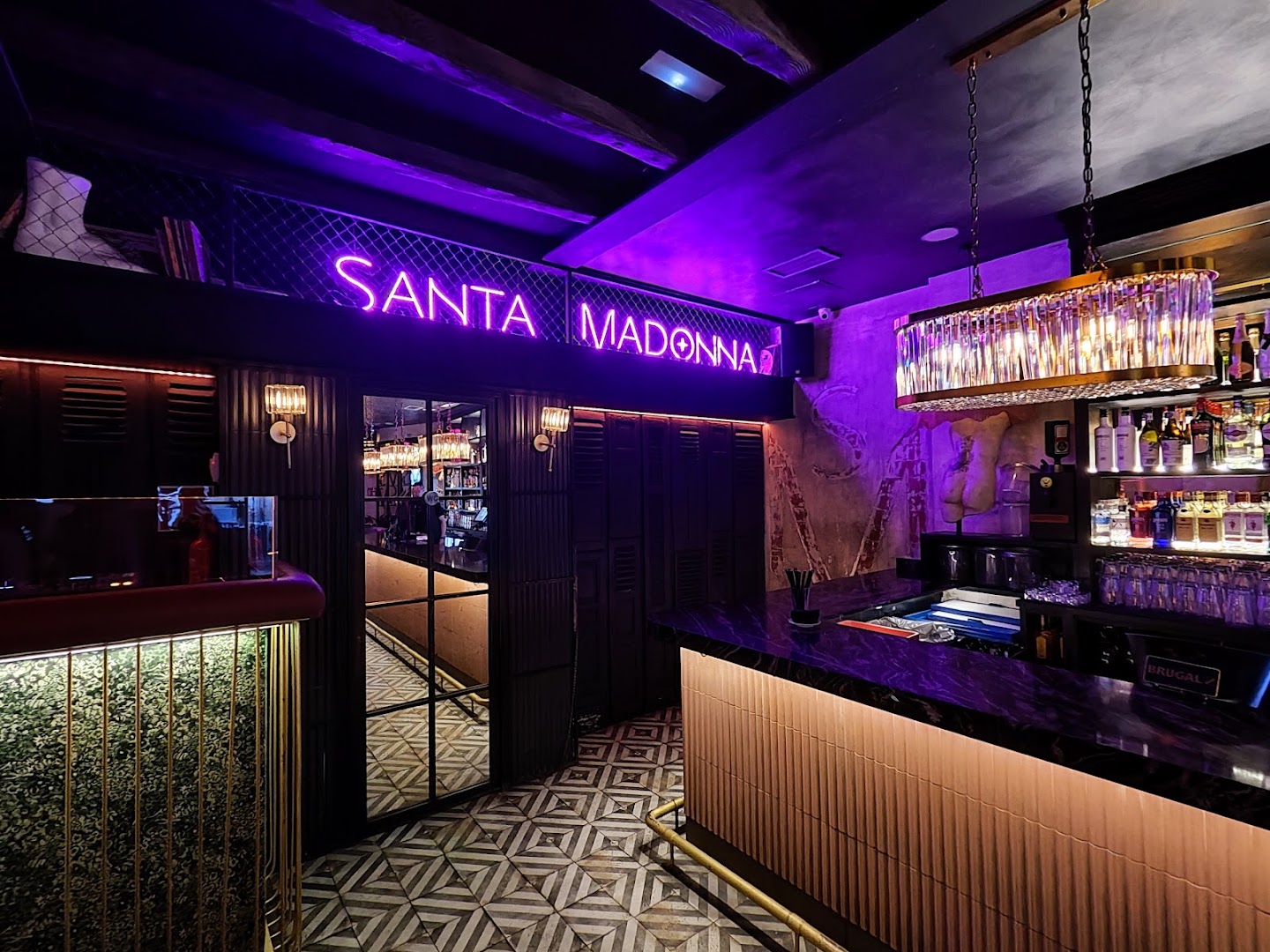 Santa Madonna - Club nocturno en Almería