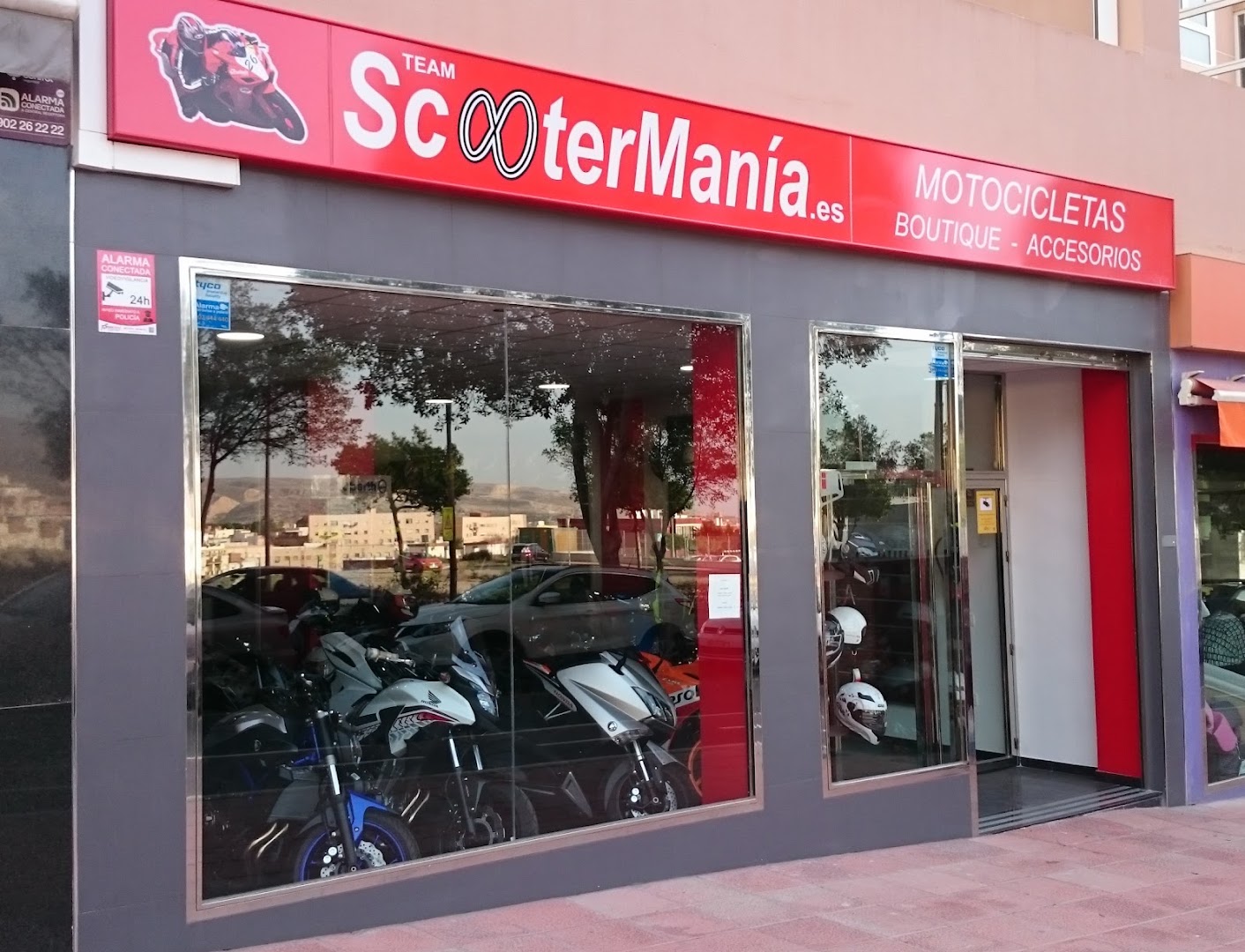 Scootermania Exposicion-Boutique - Tienda de motocicletas en Almería