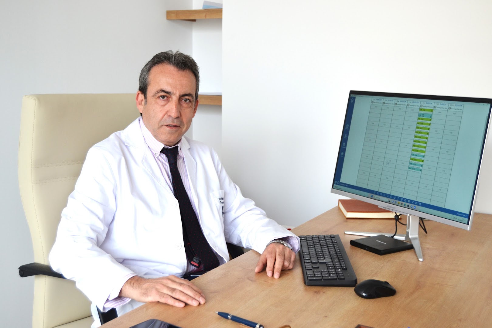 Traumatólogo | Dr. Ruíz Molina | Clínica Cemtral - Cirujano ortopédico en Almería
