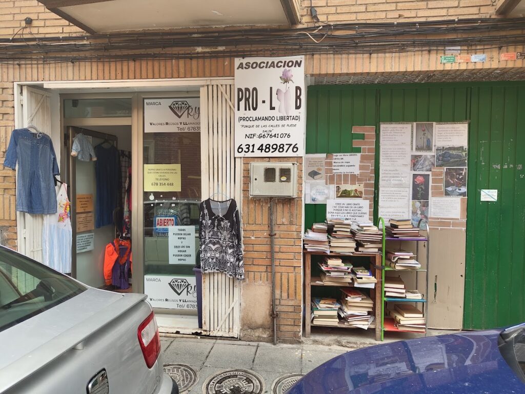 VRYLLAR y PRO LIB - Tienda de ropa de segunda mano en Almería