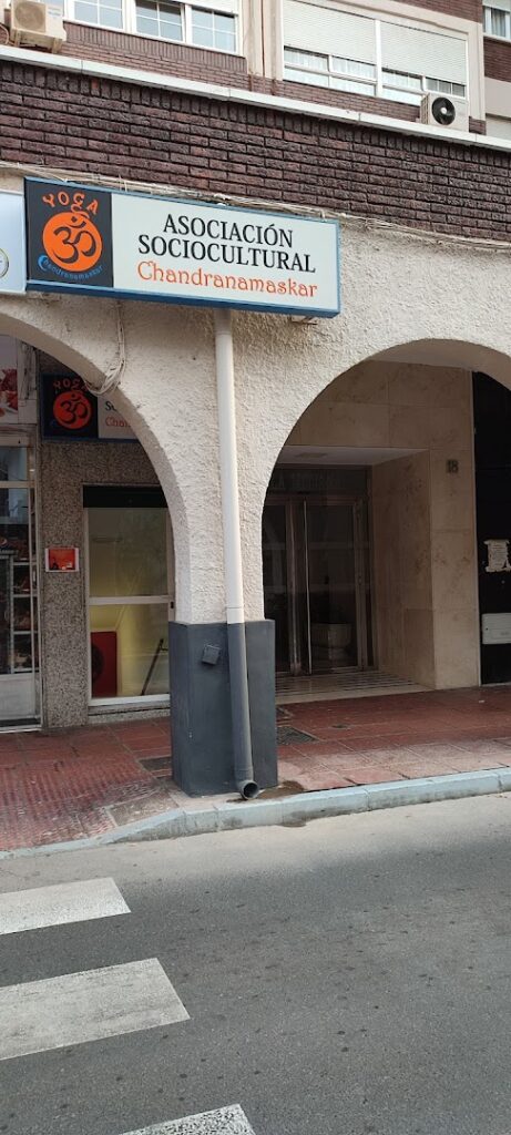 YOGA CHANDRANAMASKAR - Centro de yoga en Almería